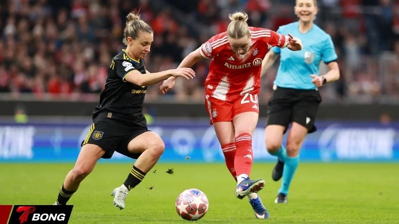 Linda Dallmann tung cú volley cận thành ấn định tỷ số 2-1